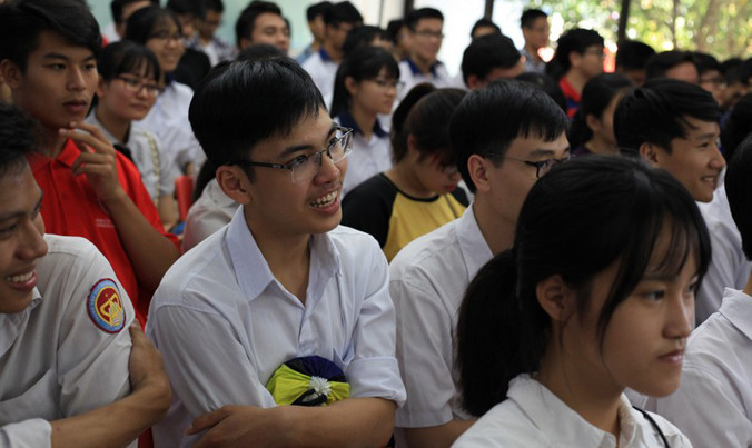 Học sinh hào hứng nghe các nhà khoa học nói về Toán.