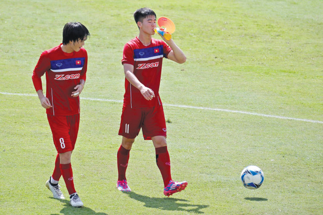 HLV Hữu Thắng cần tính toán việc sử dụng Tuấn Anh (trái) và Xuân Trường hợp lý cho cuộc chiến tốn nhiều sức lực tại SEA Games sắp tới. Ảnh: VSI.