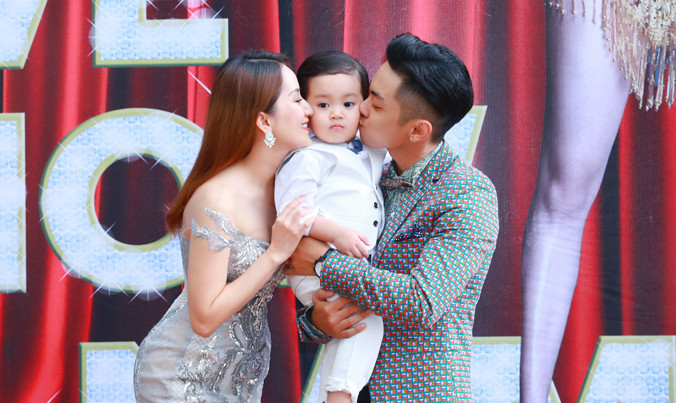 Khánh Thi đưa cả gia đình lên sân khấu liveshow 25 năm làm nghề. Ảnh: Minh Tâm HD.