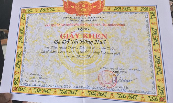 Giấy khen của Chủ tịch UBND huyện tặng cô Huế trước thời điểm miễn nhiệm chưa lâu.