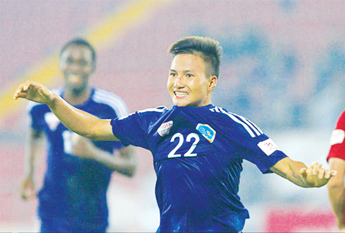 Đình Thắng ăn mừng bàn mở tỷ số cho đội nhà Quảng Nam. Ảnh: T.Thế.