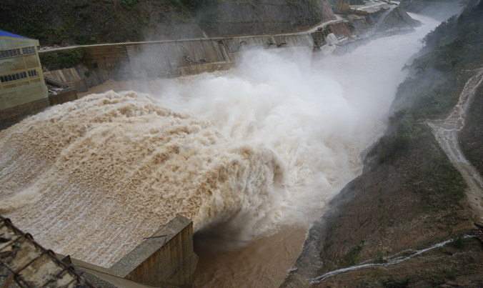 Thủy điện Nậm Mứt tỉnh Điện Biên xả lũ. Ảnh: Hồng Vĩnh.