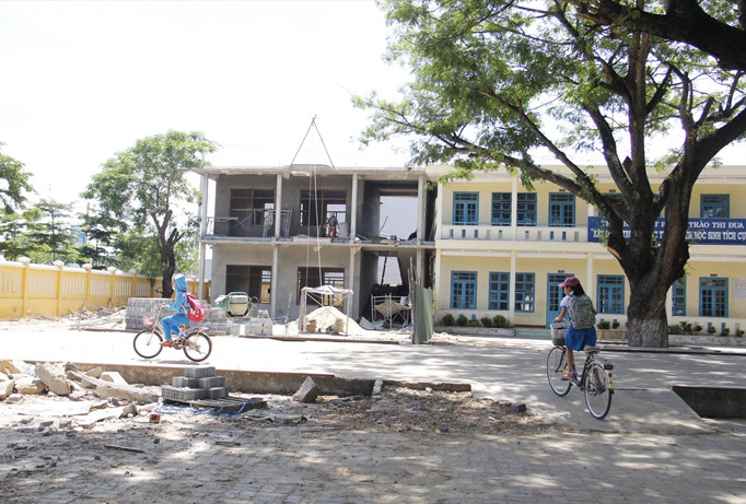 Trường Tiểu học Phan Ngọc Nhân (phường Điện Nam Bắc, thị xã Điện Bàn, tỉnh Quảng Nam) đang xây thêm phòng học vì số lượng học sinh năm nay tăng đột biến. Ảnh: Thanh Trần.
