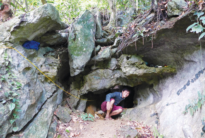 Cửa hang nhỏ thó chỉ một người chui lọt. Ảnh Do bảo tàng LS cung cấp.