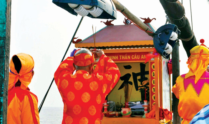 Cúng biển nơi Cửa Đại. Ảnh: N.Linh.