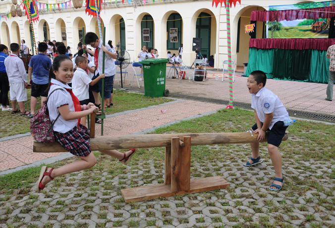 Trẻ em trải nghiệm rằm trung thu tại sân Đoan Môn, Hoàng thành Thăng Long. Ảnh: Bảo Hân.