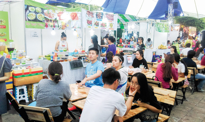 Chợ phiên cuối tuần bến Bạch Đằng đã đi vào hoạt động.