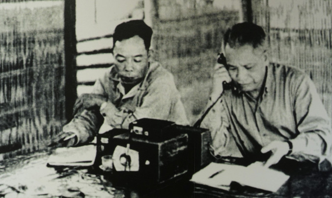 Đại tướng Văn Tiến Dũng điện báo tin chiến thắng Tây Nguyên, tháng 3/1975. Ảnh: Tư liệu.