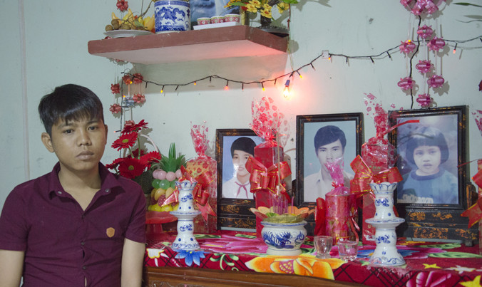 Phạm Phông bên di ảnh 3 người thân.