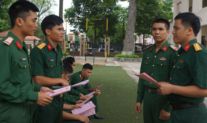 Lãnh đạo Tiểu đoàn 1, Lữ đoàn 144 và cán bộ Đoàn, chiến sĩ Đại đội 1 trao đổi biện pháp thực hiện phong trào “Mỗi tuần một điều luật, mỗi tháng xung kích thực hiện một việc làm thiết thực”. Ảnh: Nguyễn Minh.