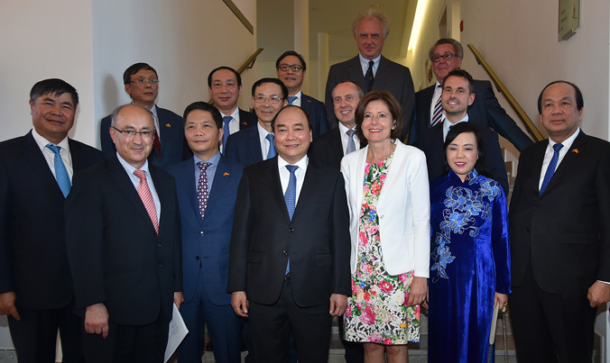 Thủ tướng Nguyễn Xuân Phúc và đoàn công tác của Chính phủ làm việc với bà Malu Drayer - Chủ tịch Hội đồng Liên bang Đức, kiêm Thủ hiến bang Rheinland-Pfalz. Ảnh: QH.