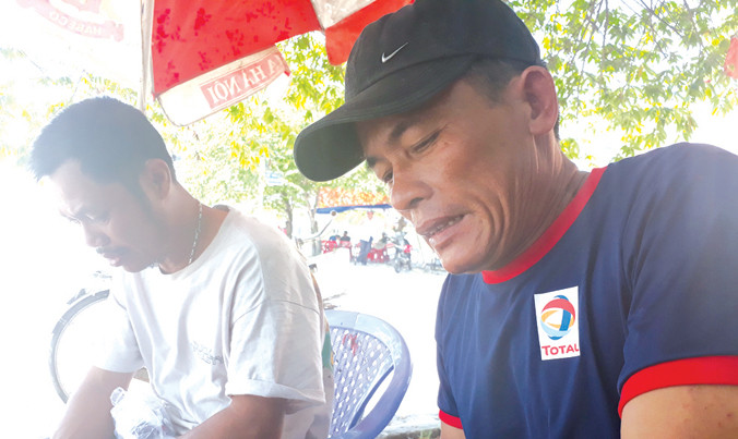 Tàu chìm, hư hỏng nặng, nợ ngập đầu ông Mười (phải) và ông Sơn chưa biết xoay xở sao trong cơn túng quẫn.