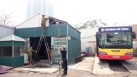 Trạm bơm xăng dầu trái phép ngụy trang kín mít của Hải Vân bị tháo dỡ ngày 28/3. Ảnh: Tuấn Nguyễn.