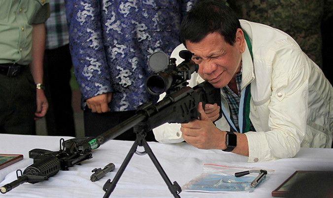 Tổng thống Philippines Rodrigo Duterte ngắm thử súng. Nguồn: CNN.