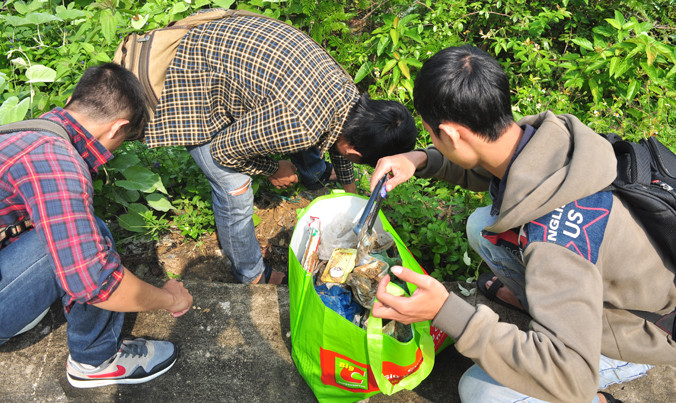 Dân phượt gom rác ở những điểm du lịch sau khi du khách rút đi.