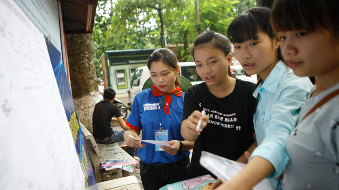 Thí sinh dự thi THPT Quốc gia xem sơ đồ phòng thi vào tháng 7/2016. Ảnh: Ngọc Châu.