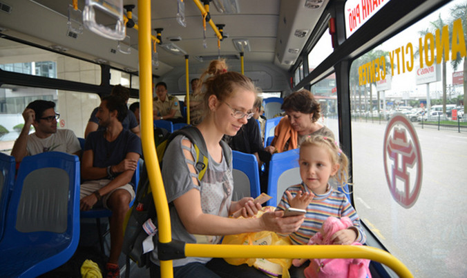 Người Hà Nội vẫn mong được sống trong môi trường văn minh, được đọc sách trên tàu điện... (Trong ảnh: Tuyến xe buýt chất lượng cao Lê Duẩn - Nội Bài). Ảnh: Hồng Vĩnh.