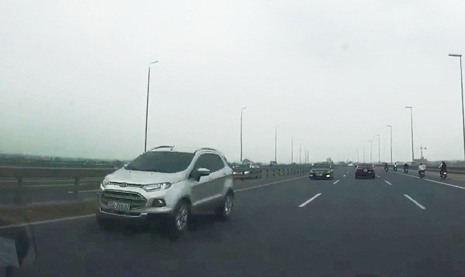 Xe Ford Ecosport BKS 30A-275.31 - một trong 5 ô tô đi ngược chiều trên cầu Nhật Tân đã xác định được người điều khiển là Trịnh Thu Hường, trú tại quận Nam Từ Liêm, Hà Nội.