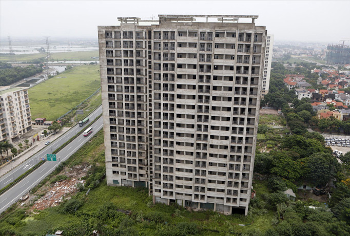 Khối nhà xây thô bỏ hoang tại khu nhà ở sinh viên Pháp Vân- Tứ Hiệp (Hoàng Mai, Hà Nội) đang được xin chuyển thành nhà ở xã hội. Ảnh: Như Ý.