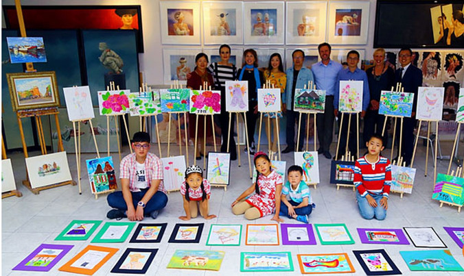 Trẻ em Trung Quốc học mẫu giáo ngắn hạn ở nước ngoài. Ảnh: SCMP.