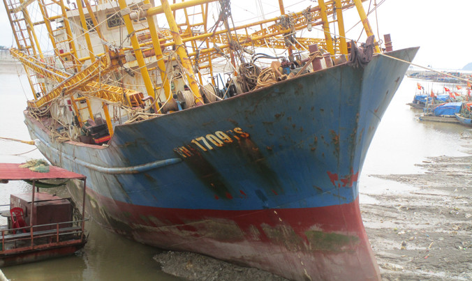 Tàu của ông Lê Văn Lực (xã Hoằng Trường) liên tục bị hư hỏng. Ảnh: Hoàng Lam.