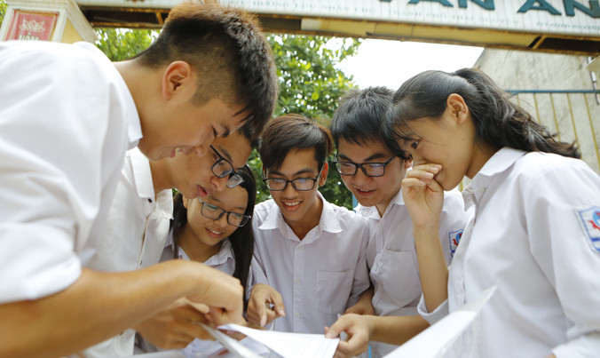 Thí sinh dự thi tốt nghiệp THPT Quốc gia 2017 tại trường THPT Chu Văn An - TP Thái Nguyên. Ảnh: Như Ý.