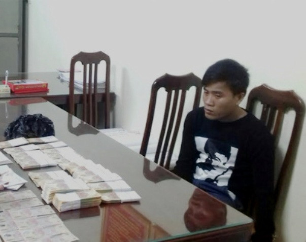 Đối tượng Phạm Thanh Khiêm cùng tang vật tại cơ quan điều tra. Ảnh: Công an tỉnh Lạng Sơn