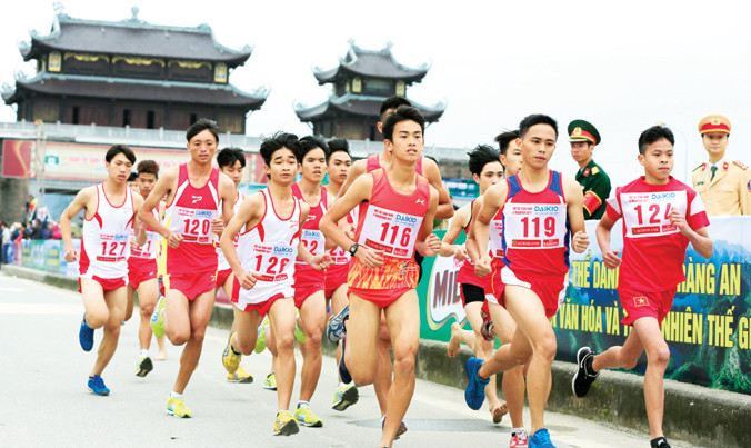 Các vận động viên đua tranh về đích. Ảnh: Hồng Vĩnh.