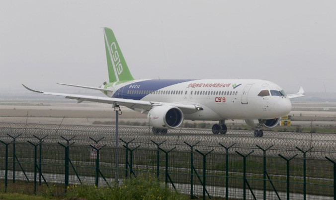 Chiếc C919 tại cuộc thử nghiệm cuối cùng hồi tháng 4 tại sân bay quốc tế Phố Đông Thượng Hải. Ảnh: CNN.
