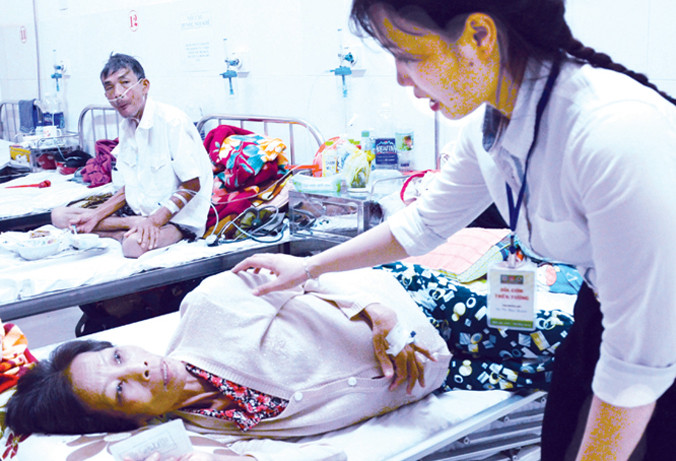 Ân cần thăm hỏi bệnh nhân.