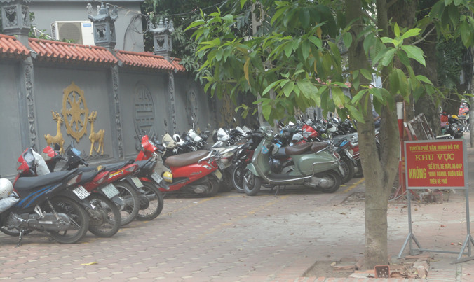 Bãi giữ xe sau biển cấm