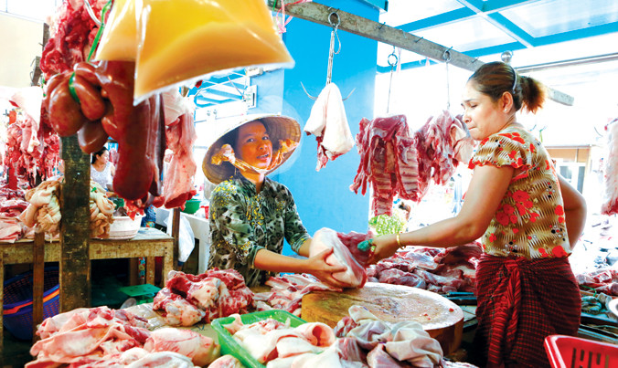 Người tiêu dùng khó có thể phân biệt thịt lợn sạch và thịt lợn bẩn. Ảnh: Hồng Vĩnh.