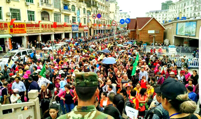 Cảnh hàng vạn du khách Trung Quốc xếp hàng làm thủ tục nhập cảnh vào Việt Nam trong mấy ngày qua.