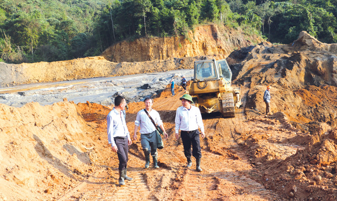 Đoàn công tác của Bộ Công thương kiểm tra tại hiện trường vỡ đập.