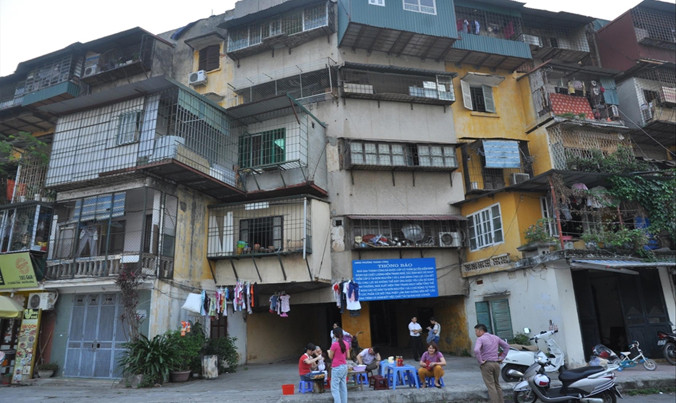 Nhà G6A thành Công thuộc diện nguy hiểm mức độ D đang gặp nhiều khó khăn trong việc di dân.