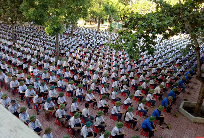 Mũ cối trong ngày khai giảng khiến dư luận phân hóa. Ảnh: Nhật Đức.