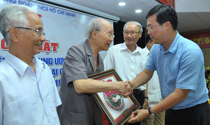 Bí thư thứ nhất T.Ư Đoàn tặng quà lưu niệm cho các cựu chuyên gia T.Ư Đoàn làm nhiệm vụ tại Campuchia giai đoạn 1979-1989, chiều 29/6. Ảnh: Xuân Tùng.