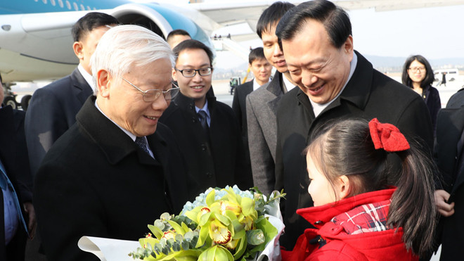 Thiếu nhi tỉnh Chiết Giang tặng hoa chào đón Tổng Bí thư Nguyễn Phú Trọng tại Sân bay Quốc tế Tiêu Sơn Hàng Châu, tỉnh Chiết Giang chiều 14/1. Ảnh: TTXVN.