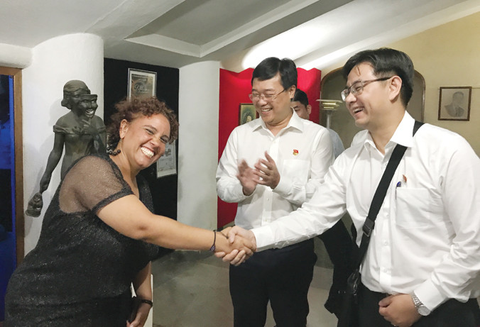 Bí thư Thành Đoàn La Havana Mai Linh bắt tay Bí thư Thành Đoàn Hà Nội Nguyễn Văn Thắng.