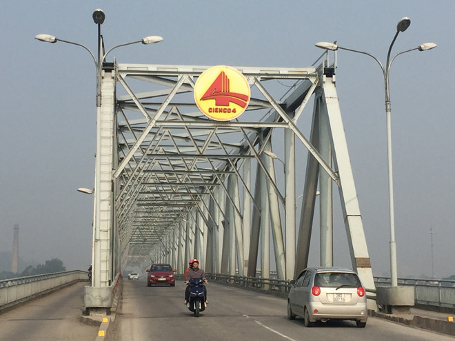 Người dân bức xúc cho rằng cầu Bến Thủy có hàng chục năm nay được làm từ tiền thuế của người dân nhưng bị Cienco 4 ngang nhiên đặt Logo lên hai đầu cầu như là cầu của doanh nghiệp này.