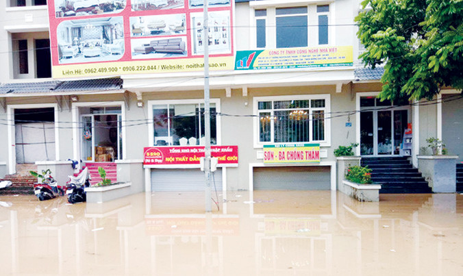 Khu nhà liền kề đoạn qua Thiên Đường Bảo Sơn ngập sâu trong nước.