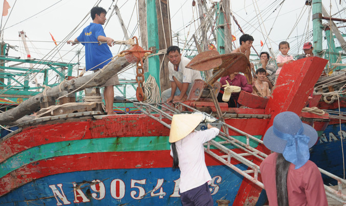 Không khí tấp nập tại cảng cá.