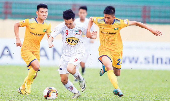 Văn Toàn (giữa) thể hiện sự tiến bộ vượt bậc sau 2 mùa giải chinh chiến ở V-League. Ảnh: VSI.