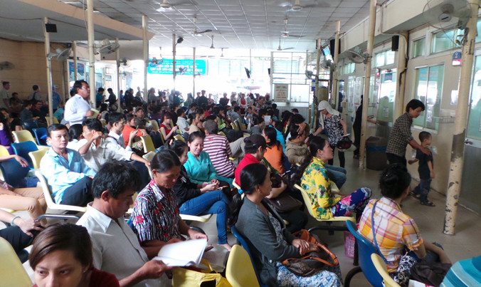 Trong khi bệnh nhân chờ máy phục vụ điều trị thì việc đấu thầu lại lùm xùm. Trong ảnh, bệnh nhân điều trị tại BV Ung bướu TPHCM. Ảnh: L.N.