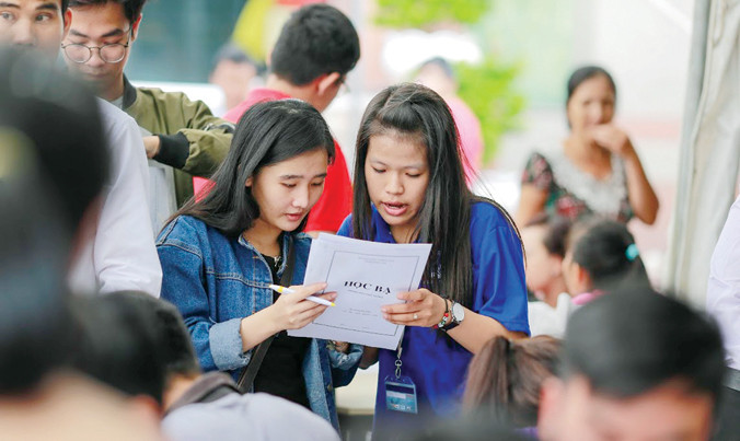 Nộp hồ sơ xét tuyển Đại học 2016. Ảnh: Hồng Vĩnh.