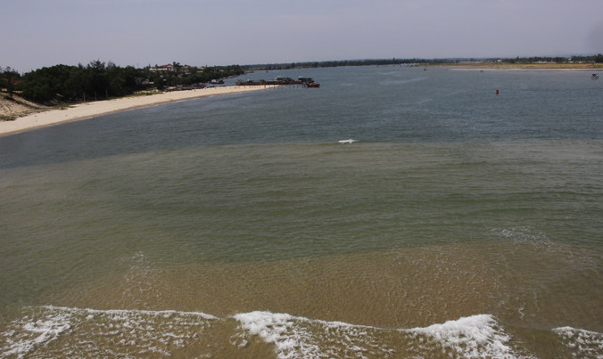 Luồng lạch ra vào Cảng cá Cửa Tùng đang bị bồi lấp nghiêm trọng (chụp ngày 23/5/2017). Ảnh: HT.