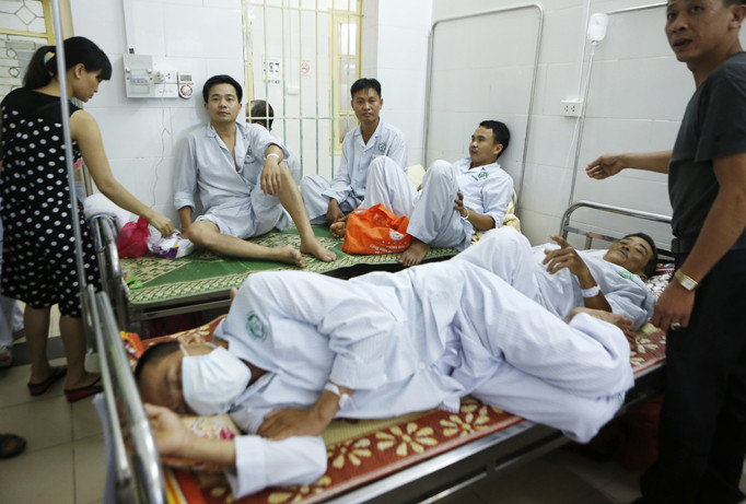 Bệnh nhân phải nằm ghép giường trong những ngày cao điểm dịch sốt xuất huyết. Ảnh: Như Ý.