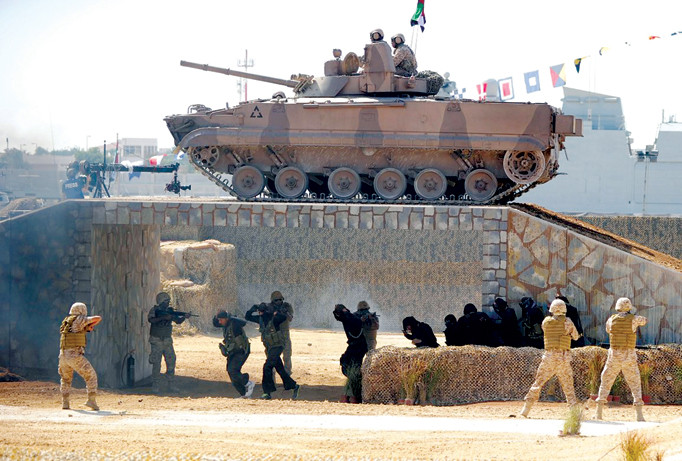 Binh sĩ UAE tham gia lễ khai mạc Triển lãm quốc phòng quốc tế năm 2013. Ảnh: Ben Job.