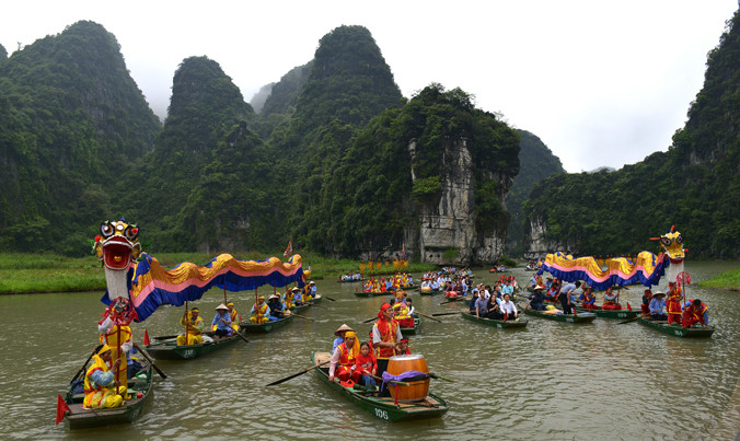 Cảnh lễ hội Tràng An. Ảnh: Đ.H.