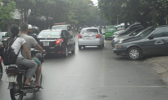 Bất cập vỉa hè, lòng đường